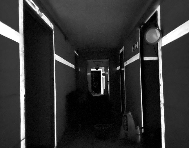 Dunkler Flur im Bunker, an den Wänden leuchtende Linien.