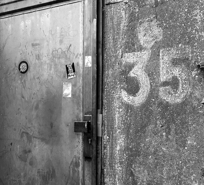 Die Stahltür mit der Nummer 35 – hier geht es rein.